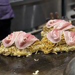 たぴおか食堂 - これは「豚モダン」、、、「ねぎ焼き」と張る人気メニューということが分かる鉄板事情 b(ˊᗜˋ*)❑””これ見ちゃうと「モダン」にして良かったと思っちゃう