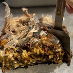 たぴおか食堂 - フカフカの厚めの生地のに、麺がのっかっる。それでもぜんぜん重く感じないのは、生地のやさしい味と、丁度いいソースの加減やな、おいしい！