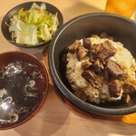 Yakiniku Daitouryou - ランチ 大統領丼 焼飯の上にお肉が乗っています。子供食器も出してくれて子供連れにも優しいお店でした！ベビーカーOK。