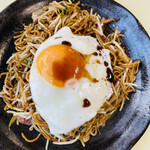 やきそば専門 福や - 焼きそばミックス目玉焼きトッピング