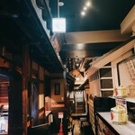 すし土風炉 - 店内には瓦屋根や海鼠壁が作られています