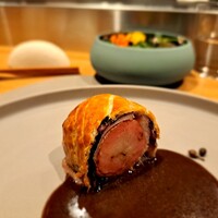 TROIS VISAGES - ⚫魚料理「足赤海老のパイ包み 赤ワインソース」