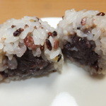 仙太郎 - 五穀米青じそ入りぼた餅（断面）