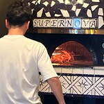 Supernova - 店内の釜でピザを焼き上げます