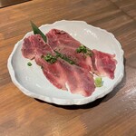 地下だけど入ったら雰囲気が良くて料理人がしっかり食事を作ってお酒もたくさんあって楽しいお店。ごんべえ - 