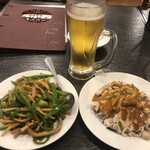 中華酒坊 王記餃子 - お疲れ様セット(1,180円) 生ビール＋棒棒鶏＋青椒肉絲