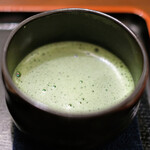 Kammi Okame - 煎茶・おはぎ(2ヶ付)セット 790円 の抹茶