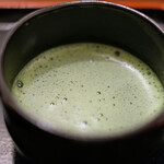 Kammi Okame - 煎茶・おはぎ(2ヶ付)セット 790円 の抹茶