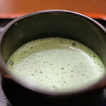 Kammi Okame - 煎茶・おはぎ(2ヶ付)セット 790円 の抹茶