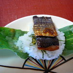 千松しま - 開くと･･･絶品！秋刀魚笹蒸寿司です★2009/9