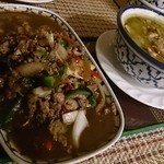 タイ料理専門店　TAI THAI - ガパオとグリーンカレー。ガパオは通常ライスと一緒のお皿ですが分けていただきました！