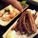 あらい - 手前がごぼうの唐揚げ、奥が海老マヨです。