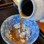 ゆたきそば - くるみにそばつゆを注ぐタイプ