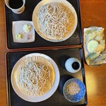 ゆたきそば - 手前はくるみそば、奥はもりそば大盛。大盛は倍くらいありそう。