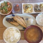 ご当地ダイニング たなみ - サバ塩焼き・肉じゃが＋お任せ一皿