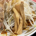 ラーメン もっけだの - 『赤唐味噌まぜそば(食べるラー油付+ネギ)』のメンマ