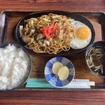 コーヒー栄 - 焼きそば定食（750円）
            フタオープン