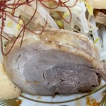 ラーメン もっけだの - 『赤唐味噌まぜそば(食べるラー油付+ネギ)』の豚