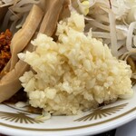 ラーメン もっけだの - 『赤唐味噌まぜそば(食べるラー油付+ネギ)』のニンニク