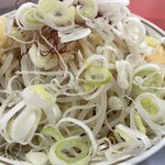 ラーメン もっけだの - 『赤唐味噌まぜそば(食べるラー油付+ネギ)』のネギ