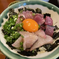 魚めし 竹亭 - 海鮮丼　卵の黄身が載っています。