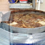 牛めし ふくちゃん - 店頭の大きなお鍋で炊いてます