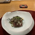 おかもと - ❸本マグロ、酢に漬けた蓮根、胡麻油、山葵オイル、スッポンの出汁で炊いた塩昆布。