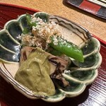 おかもと - 万願寺とうがらしの炭火焼き、炊いたアワビ、肝と豆腐のソース。