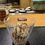 おかもと - 12.柿の赤ワイン漬け、ラムレーズンとヨーグルトのアイス、黒蜜、レモン。