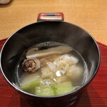 おかもと - ❺焼いた松茸と伊勢海老の潮仕立ての椀。
