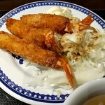 Rouyuu Shuke - 本日のサービス定食のエビフライとサラダ