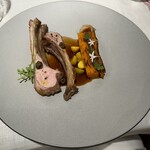 ルグドゥノム ブション リヨネ - アクシュリアのピレネー産乳飲み仔羊　ピキーリョ・ファルシ　ニンニクのコンフィ