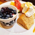 PARTS-C CAFE - 店主のおまかせシフォンケーキプレート：E（ブルーベリーごろごろ豆乳のレアチーズ風）（830円）