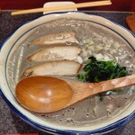 烈志笑魚油 麺香房 三く - 厨房で丼にスープ移した時点ですごい煮干の香り