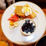 パーツシーカフェ - 店主のおまかせシフォンケーキプレート：E（ブルーベリーごろごろ豆乳のレアチーズ風）（830円）