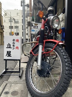 Yakiniku Tatsuya - 店頭に目印の赤いバイク