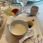 金龍餐廳 - 最後はデザートの盛り合わせ、可愛らしい金魚の餅もセットになってました。
             
            美味しさは勿論見た目も鮮やかなランチでした。