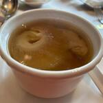 金龍餐廳 - スープはフカヒレの姿煮のスープ。
       
      こんなに立派なフカヒレは久々に見ました。