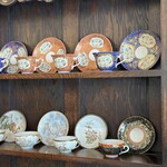 喫茶館 Bleu Montagne - アンティークカップが並びます