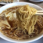 ラーメン いしい - ワンタン麺　麺リフト