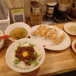 Gyouza itten - 肉味噌ご飯と餃子セット全景。