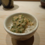 すし匠 - かわはぎ肝を白米にかける