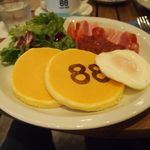 ユイットユイット - ベーコン、目玉焼きのパンケーキ