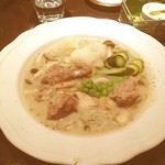 北欧料理リラ・ダーラナ - スイス料理。子牛のシチューが日替わりでした。ディルと、ピクルスの味がふんわりしてて、不思議でした！
                                ここは、ミートボールか、チキンオバジンがオススメ！
                                