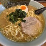 横浜らーめん 一本家 - ラーメン（750円）中盛り（100円増し）