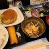 わか菜 - 日替定食(税込800円)
①煮込みハンバーグ、大根おろしソース掛け②鰹のタタキ(3切れ)③揚げ春巻き④油揚げとモヤシの煮物⑤白ご飯⑥お味噌汁 
作り置きなので超スピードで提供されます