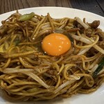 あぺたいと酒場 - 焼きそば（小）生卵トッピング