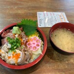 丸青食堂 - 海鮮バラちらし丼（お味噌汁付き）