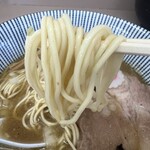 庵悟 - 気持ち、いつもより固めの麺。煮干にはポキポキした低加水が合うが、そこを意識しての茹で加減か、僕の気のせいか… 結論は「旨い」