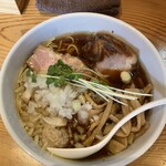 Menya Shigeru - 鶏の風味もあるししつこくなく食べやすかったよ☺️ラーメン美味しいから餃子はどんな感じか気になるー！